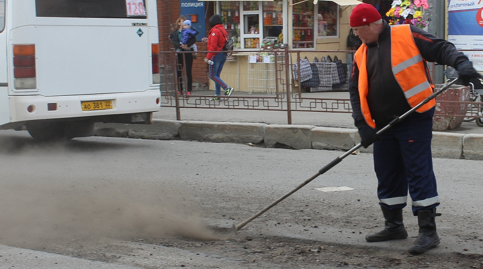 В Барнауле приступили к текущему ремонту дорог горячим асфальтом