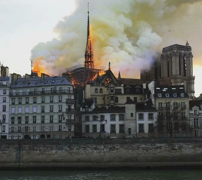 Загорелся собор Парижской Богоматери