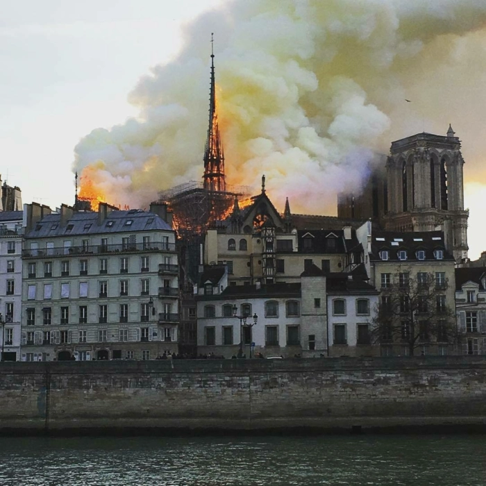 Загорелся собор Парижской Богоматери