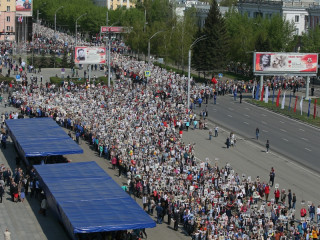 Десятки тысяч жителей и гостей столицы Алтайского края прошли в День Победы в колонне Бессмертного полка