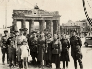 Фотовыставку «Русские герои! Мы давно вас ждали» откроют в Алтайском краеведческом музее в День Победы