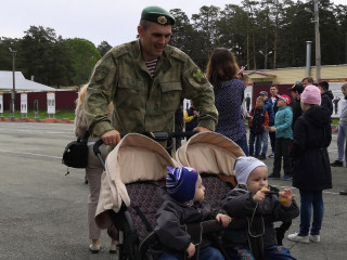 Мультфильмы, стрельба по воздушным шарам и солдатская каша: праздник, посвященный Дню защиты детей, устроили в Управлении Росгвардии по Алтайскому краю