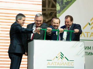 В Алтайском крае торжественно открыли новый комбинат по производству плит МДФ