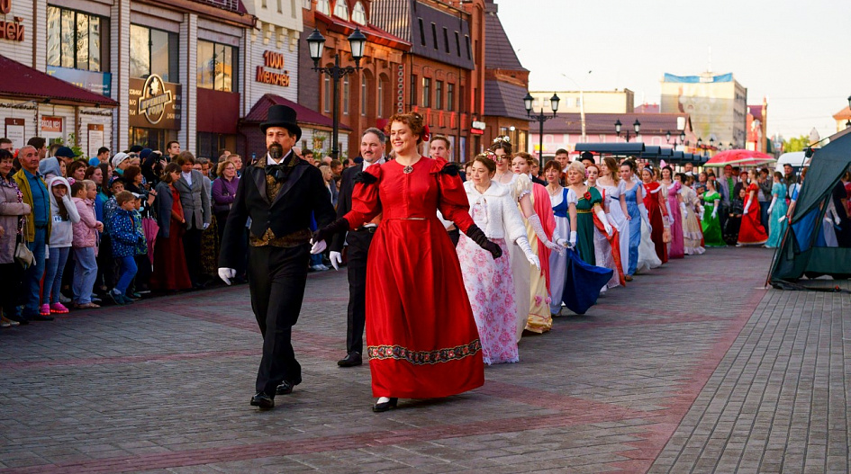 На пешеходной улице Мало-Тобольской состоялось театрализованное представление «Ночной бал»