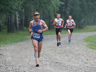 Около ста атлетов участвовали в юбилейном забеге«Шукшинские версты» в Алтайском крае