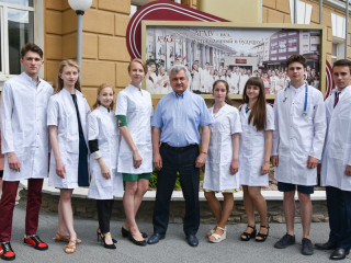 Атрибуты будущей профессии ректор Алтайского медуниверситета вручил лучшим абитуриентам вуза