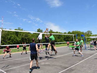 В поселке Алейском благодаря краевой адресной инвестиционной программе отремонтировали стадион
