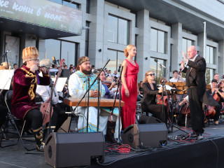 Open-air исполнение сюиты Эдуарда Артемьева «Алтайский сказ. Полет над временем» стало началом большого гастрольного тура коллективов краевой филармонии