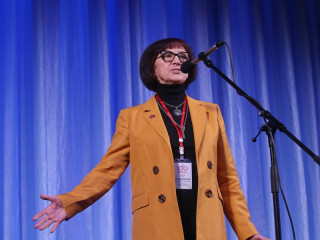 Дочь всемирно известного конструктора оружия Елена Калашникова передала Алтайскому краю бронзовый бюст знаменитого уроженца региона и коллекцию юбилейных медалей