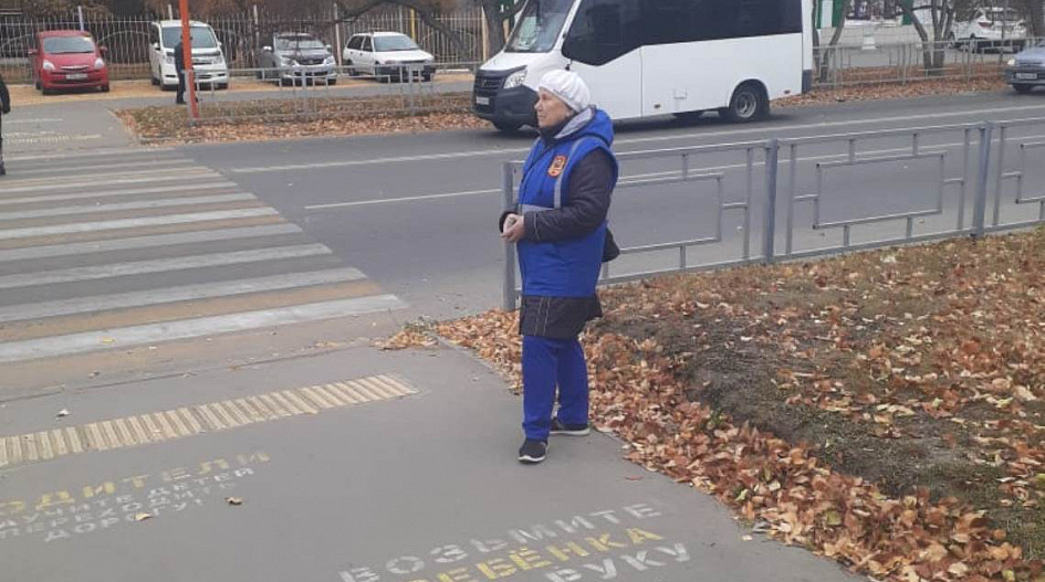 Народные дружинники патрулируют пешеходные переходы вблизи школ Барнаула