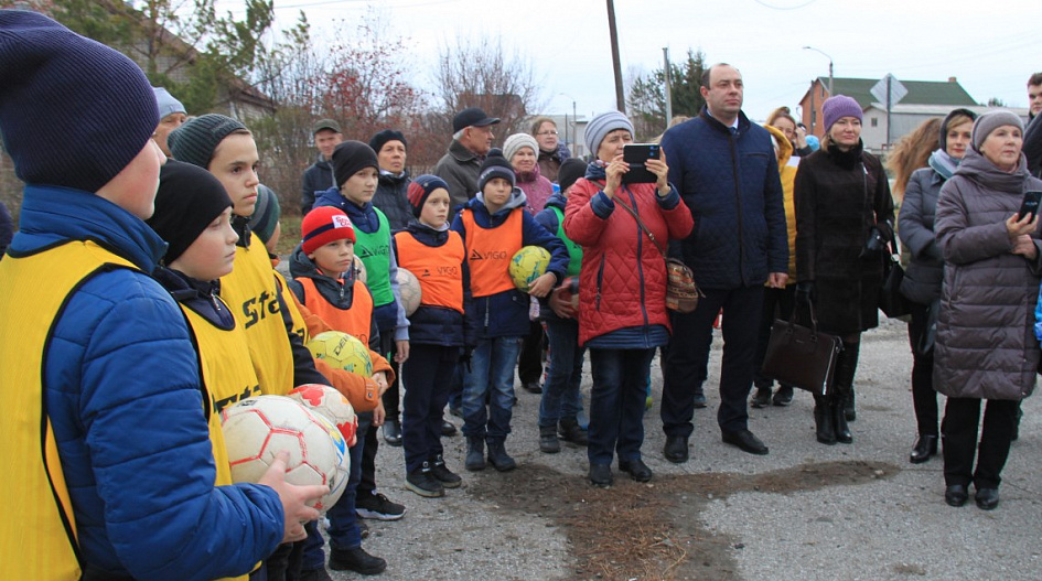 Многофункциональную спортивную площадку открыли в поселке Научный Городок по проекту поддержки местных инициатив