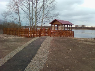 Строительство беседки художника Алексея Константинова завершили в Кытмановском районе Алтайского края