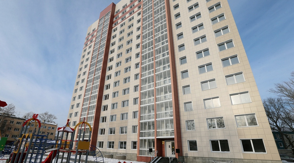 В Барнауле торжественно вручили ключи жильцам «культурного» дома