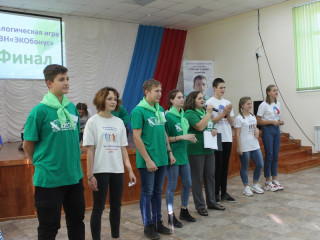 «Начни с дома своего»: в Топчихинском районе Алтайского края экологи и молодые лидеры посадили деревья на Аллее героев