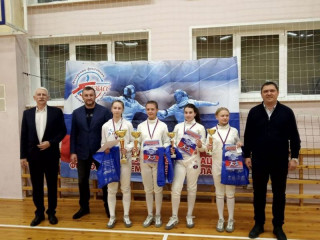 Алтайские спортсменки завоевали три медали на региональном сабельном турнире в Кемерове