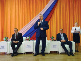 Член Совета Федерации Федерального Собрания РФ Александр Карлин вручил заринским школьникам почетные грамоты Российского Союза спасателей