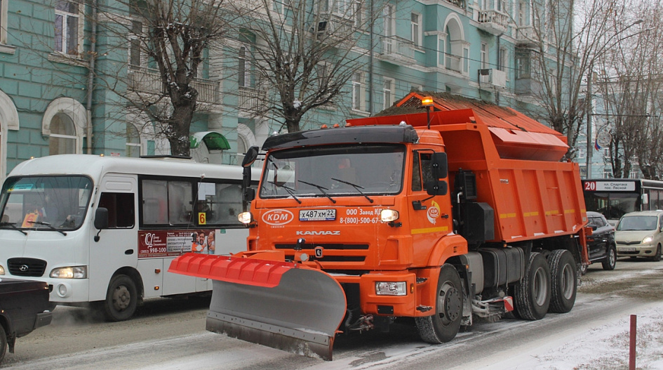 Около 200 единиц спецтехники выйдет за сутки на уборку снега в Барнауле