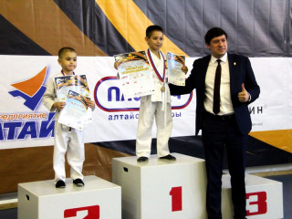 Почти 300 спортсменов Алтайского края участвовали в краевом фестивале по армейскому рукопашному бою, посвященном памяти 6-й парашютно-десантной роты