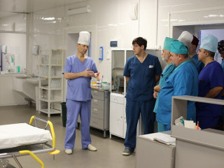 Более 40 практикующих хирургов Алтайского края прошли стажировку на базе клинической больницы скорой медицинской помощи