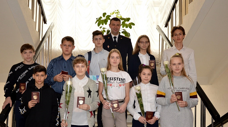 В День Конституции в Барнауле торжественно вручили первые паспорта 14-летним жителям города