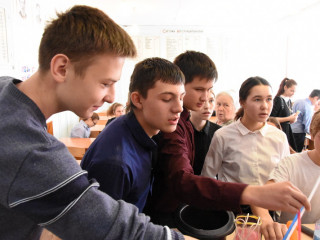 Ученые Алтайского государственного технического университета проводят занятия для школьников