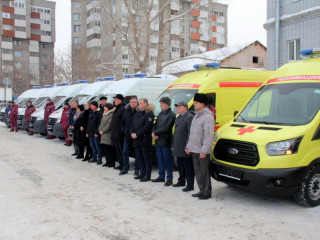 13 новых машин скорой помощи получили медучреждения Алтайского края