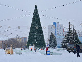 В Барнауле строят новогодние городки