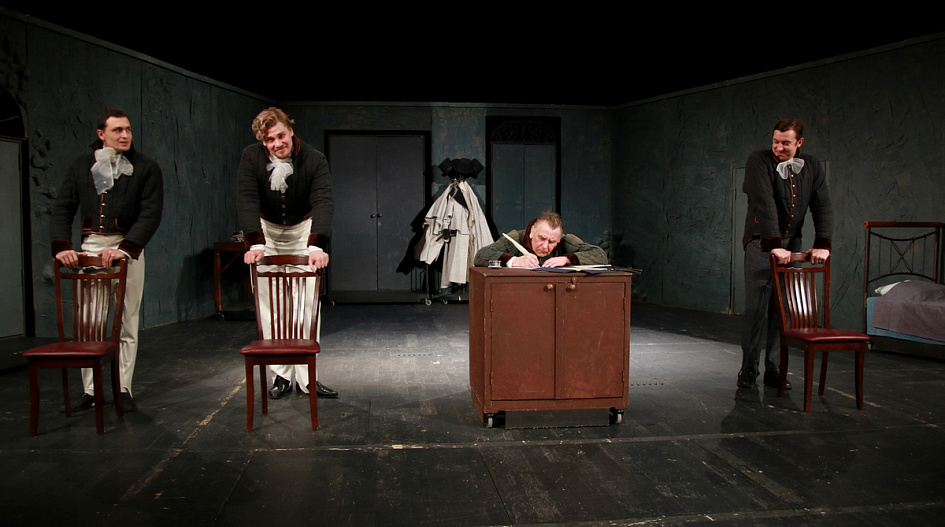 В Молодёжном театре Алтая в последний раз покажут спектакль «Шинель»