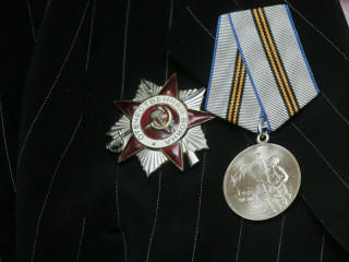 Губернатор Виктор Томенко вручил жителям Алтайского края первые юбилейные медали в честь 75-летия Победы в Великой Отечественной войне