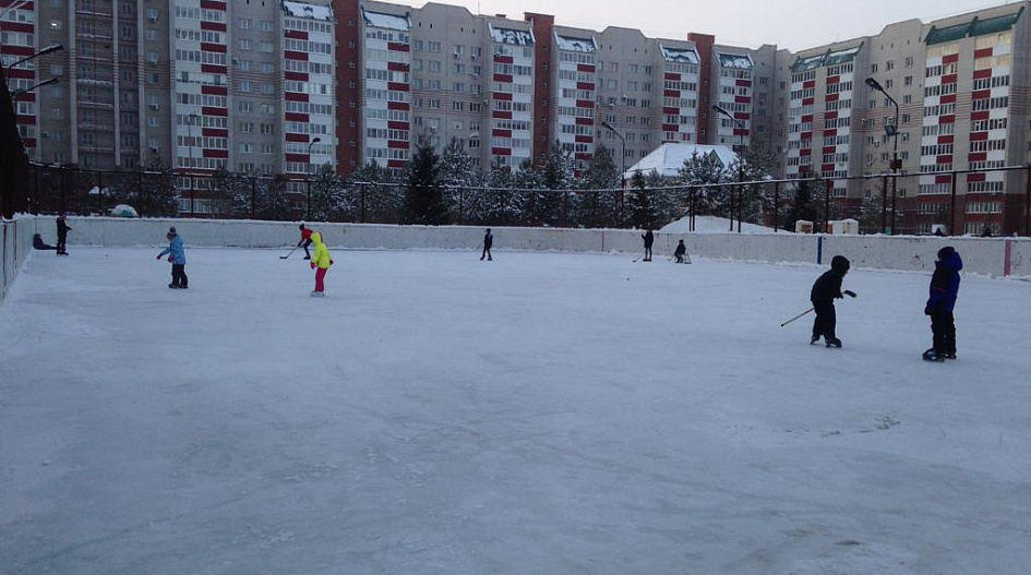 Детей и подростков учат кататься на коньках и играть в хоккей в проекте «Зимний дворовый инструктор»