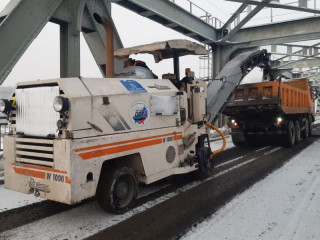 Дорожники приступили к фрезерованию покрытия на Старом мосту в Барнауле