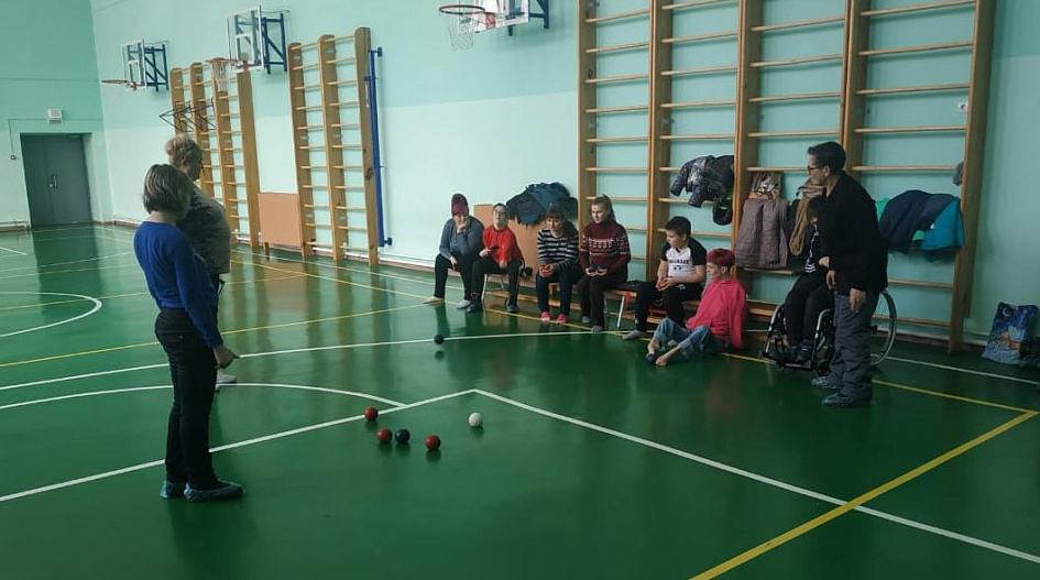 В Барнауле в рамках проекта «Зимний дворовый инструктор» работает спортплощадка для детей с ограниченными возможностями здоровья