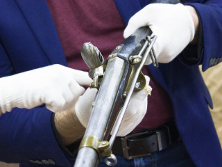 В Алтайский краеведческий музей доставили подлинные образцы стрелкового и холодного оружия из тульского музея