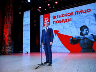 Губернатор Виктор Томенко на торжественной встрече с женским активом Алтайского края вручил юбилейные и памятные медали