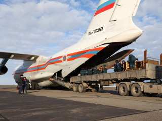 Самолет МЧС России доставил в Алтайский край водоналивные дамбы