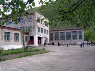 В Чарышском районе Алтайского края представители органов власти, родители и педагоги обсудили предстоящий ремонт школы в райцентре