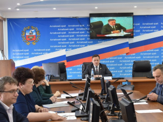 Вопросы дистанционного обучения обсудили на селекторном совещании с участием тысячи директоров школ Алтайского края