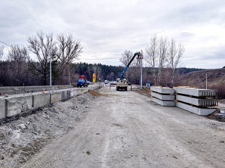 В Барнауле на мосту через Барнаулку смонтировали балки всех пролетных строений