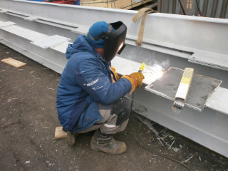 На Старом мосту в Барнауле монтируют новую проезжую часть