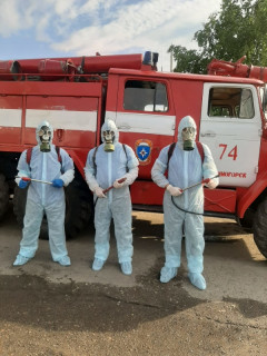 В Змеиногорске Алтайского края пожарные участвуют в санитарной обработке социальных объектов