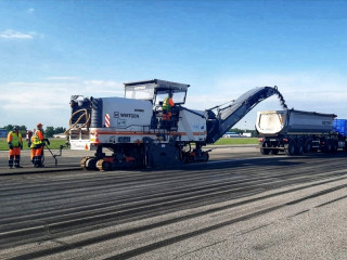В международном аэропорту в Барнауле ремонтируют взлетную полосу