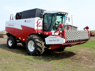 Для обучения студентов в Усть-Калманский лицей профессионального образования в Алтайском крае поступил новый зерноуборочный комбайн