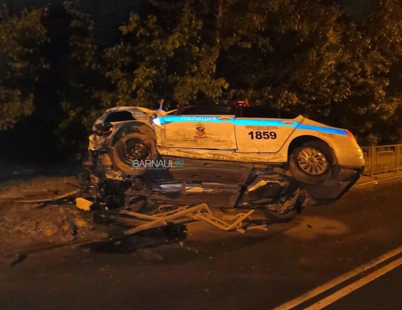 В центре Барнаула во время погони разбилась машина ДПС