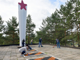 Накануне Дня памяти и скорби в Барнауле проводят субботники на территории памятных мест и воинских захоронений