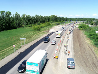 На въезде в Барнаул приступили к строительству тротуаров