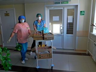 В Алтайском крае торговая сеть организовала поставку бесплатных продуктовых наборов в онкологический диспансер