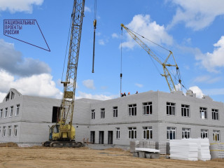 В Тальменке Алтайского края продолжается строительство двух учреждений образования – школы на 550 учащихся и детсада на 140 мест