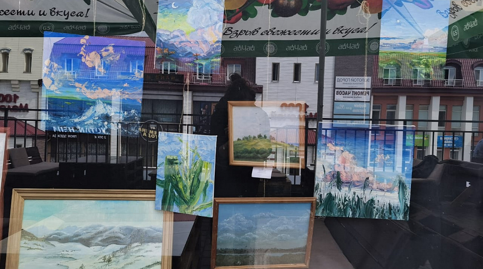 На улице Мало-Тобольской открылась выставка работ барнаульцев