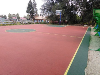 В алтайском селе Сростки завершили реконструкцию баскетбольной площадки в рамках проекта поддержки местных инициатив