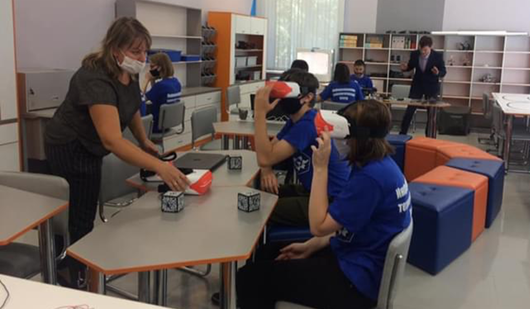 В школе №53 продемонстрировали гостям инженерно-технологический центр «Вертикаль»